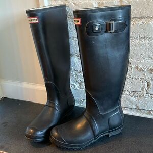 The original Wellington boot. Tall women’s Hunter rain boots in black.
